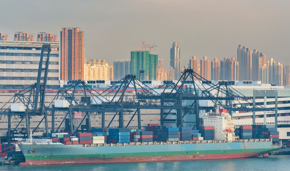 Container ship at port representing shipping from Hong Kong to the US via ocean freight